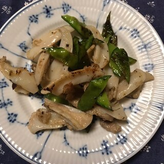 ヤゲンとさや豆の粗挽き胡椒炒め